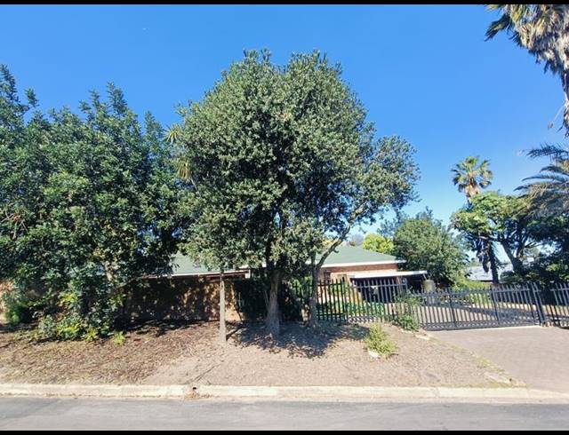 4 BEDROOM HOUSE FOR SALE IN SCHOONGEZICHT